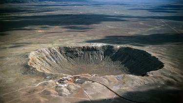 Der Barringer-Krater in Arizona ist ein eher kleiner Einschlagkrater eines Meteoriten. Aber er sieht beeindruckend aus, weil er noch relativ jung und daher kaum erodiert ist. | Bild: picture-alliance/dpa