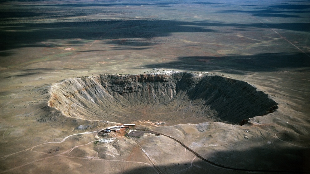 Der Barringer-Krater in Arizona ist ein eher kleiner Einschlagkrater eines Meteoriten. Aber er sieht beeindruckend aus, weil er noch relativ jung und daher kaum erodiert ist. | Bild: picture-alliance/dpa