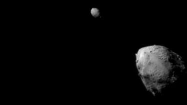 Der größere Asteoroid Didymos ist hier oben in der Mitte zu sehen, Dimorphus unter rechts aus rund 920 Kilometern Entfernung. | Bild: NASA/Johns Hopkins APL