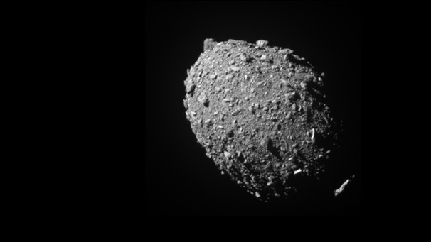 Der Asteroid Dimorphos, aufgenommen von der Raumsonde DART aus einer Entfernung von 68 Kilometern, 11 Sekunden vor dem Aufprall | Bild: NASA/Johns Hopkins APL