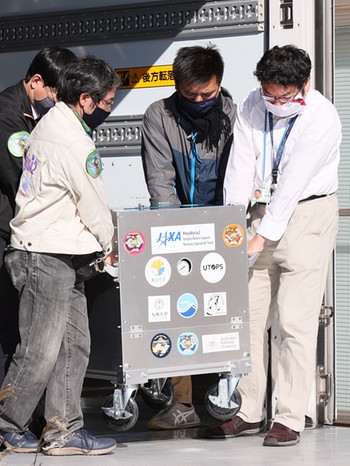 Die im Rahmen der Hayabusa 2-Mission entnommenen Proben kamen am 8. Dezember 2021 in Japan an.  | Bild: picture alliance/dpa/Jiji Press | Fumiyasu Nakatsuji