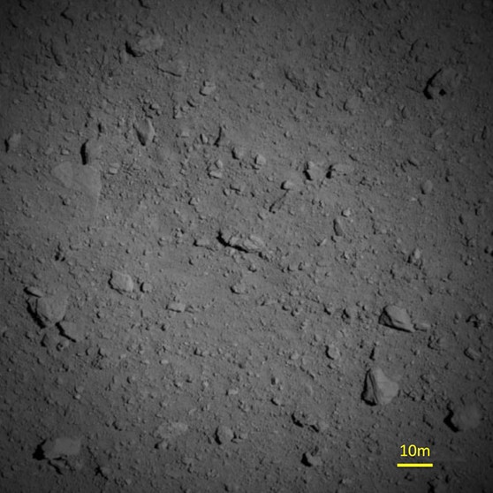 Ryugu Oberfläche - der Astroid wird von der Raumsonde Hayabusa 2 besucht. | Bild: JAXA, University Tokyo, Koichi University, Rikkyo University, Nagoya University, Chiba Institute of Technology, Meiji University, University of Aizu, AIST
