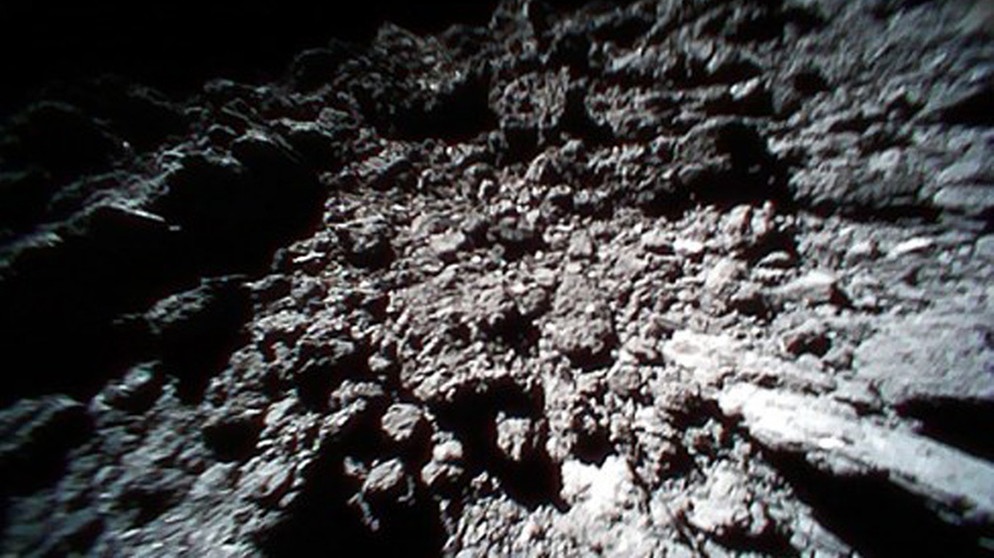 So sieht die Oberfläche des Asteroiden Ryugu aus: Ein Bild der Hayabusa-Mission vom 21. September 2018. | Bild: picture alliance / JAXA etc./Cover Images