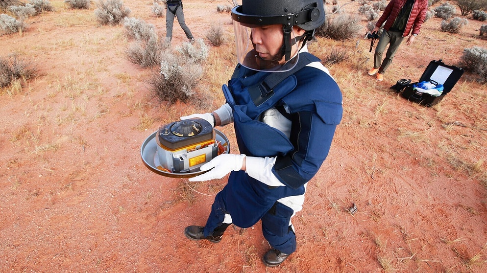 Hayabusa 2 hat seine Proben des Asteroiden Ryugu im Dezember 2020 zur Erde geschickt: Sie fielen wie geplant im südlichen Australien auf die Erde.  | Bild: picture alliance / ASSOCIATED PRESS | Uncredited