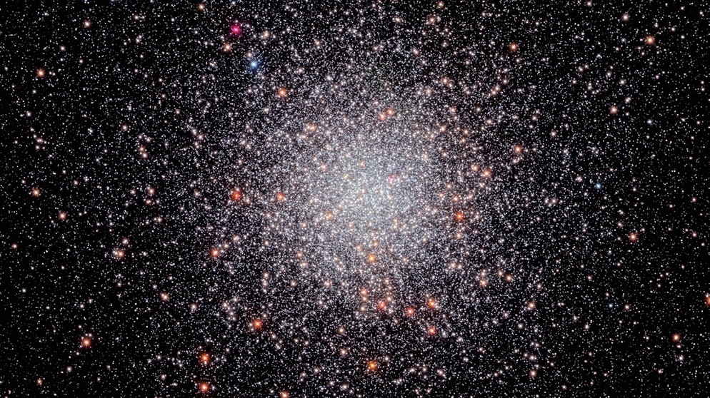 Der Kugelsternhaufen NGC 6440 im Sternbild Wassermann (Sagittarius). Diese Hubble-Aufnahme veröffentlichte die NASA am 30. November 2022. | Bild: NASA, ESA, C. Pallanca, F. Ferraro, M. van Kerkwijk