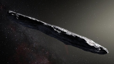 Der interstellare Asteroid `Oumuamua (1I-2017 U1) wurde im Oktober 2017 von Hochleistungs-Teleskopen entdeckt. Das zigarrenförmige Objekt stammt höchstwahrscheinlich aus einem anderen Sonnensystem im All und ist bei uns nur kurz zu Gast. (künstlerische Darstellung) | Bild: ESO/M. Kornmesser