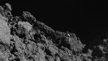 MASCOT-Aufnahme im Landeanflug auf Asteroid Ryugu: Dieses Bild der Felsen an seinem Landeplatz machte das deutsche Landegerät in einer Höhe von 10 bis 20 Metern über der Oberfläche von Ryugu. | Bild: DLR
