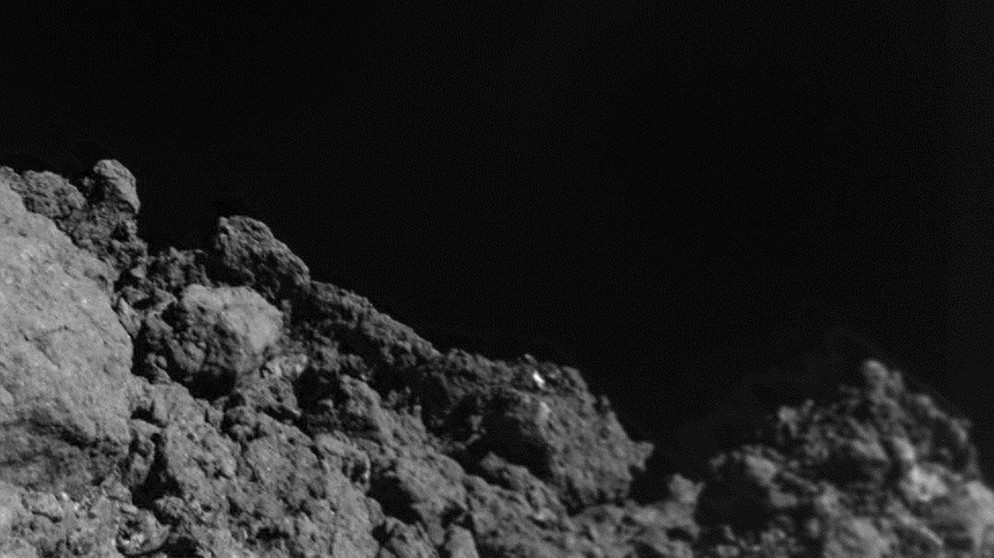 MASCOT-Aufnahme im Landeanflug auf Asteroid Ryugu: Dieses Bild der Felsen an seinem Landeplatz machte das deutsche Landegerät in einer Höhe von 10 bis 20 Metern über der Oberfläche von Ryugu. | Bild: DLR
