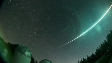 Dieser Meteor leuchtete am 19. November über Bayern auf. Er war auch am Nachthimmel in Österreich zu sehen. Aufgenommen wurde dieses Bild von Erwin Filimon von der Sternwarte Gahberg in Österreich. | Bild: dpa-Bildfunk/Erwin Filimon
