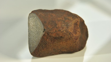 Der "Machtenstein" wurde erst 2014 als Meteorit identifiziert. Entdeckt wurde er bereits in den 50er-Jahren bei Dachau. Damit ist der 1,4 kg schwere Brocken der sechste bayerische Meteorit. | Bild: Munich Show – Mineralientage München 2014 