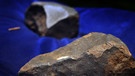 Zwei Bruchstücke des Neuschwanstein-Meteorits, der 2002 in Bayern niederging. | Bild: picture alliance / dpa, Karl-Josef Hildenbrand