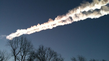 Weiße Spur des Meteoriten am Himmel über Tscheljabins in Russland am 15. Februar 2013. Der Meteorit zerbarst in einer heftigen Explosion, bevor er den Erdboden erreichte. | Bild: ITAR-TASS/Viktoria Gorbunova