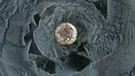Ein Mikrometeorit, den Astronom Jon Larsen gefunden hat. Mikrometeoriten sind kosmischer Staub aus dem Weltall. | Bild: Jon Larsen