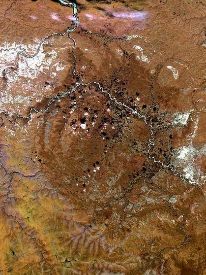 Der Popigai-Krater in Sibirien, ein Einschlagkrater eines Meteoriten oder Asteroiden, zählt zu den größten Meteoritenkratern weltweit. Er misst 100 Kilometer im Durchmesser. | Bild: NASA, Landsat