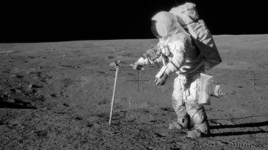 Apollo 12-Astronaut Alan L. Bean bei der Probennahme auf der Mondoberfläche. In Mond-Proben, die die Apollo-Missionen zur Erde brachten, entdeckten Forscher Supernova-Eisen in ungewöhnlich hoher Konzentration.  | Bild: NASA