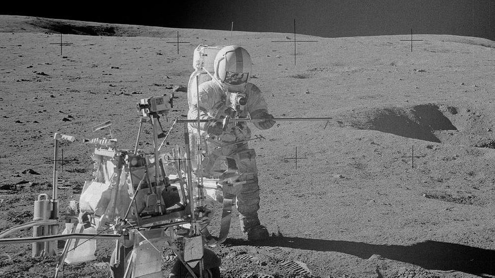 Apollo 14-Kommandant Alan Shepard auf dem Mond. 1969 betrat Neil Armstrong als erster Mensch seine Oberfläche. Alle Apollo-Missionen, dem Erfolgsprogramm der NASA, im Überblick findet ihr hier. | Bild: NASA