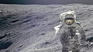 Astronaut Charles Duke von der Apollo 16 auf dem Mond. 1969 betrat Neil Armstrong als erster Mensch seine Oberfläche. Alle Apollo-Missionen, dem Erfolgsprogramm der NASA, im Überblick findet ihr hier. | Bild: NASA