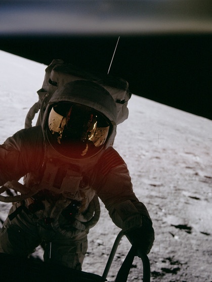 Apollo 12-Kommandant Charles "Pete" Conrad auf der Leiter des Landemoduls. 1969 betrat Neil Armstrong als erster Mensch seine Oberfläche. Alle Apollo-Missionen, dem Erfolgsprogramm der NASA, im Überblick findet ihr hier. | Bild: NASA