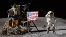 Apollo 16-Kommandant John Young auf dem Mond. 1969 betrat Neil Armstrong als erster Mensch seine Oberfläche. Alle Apollo-Missionen, dem Erfolgsprogramm der NASA, im Überblick findet ihr hier. | Bild: NASA