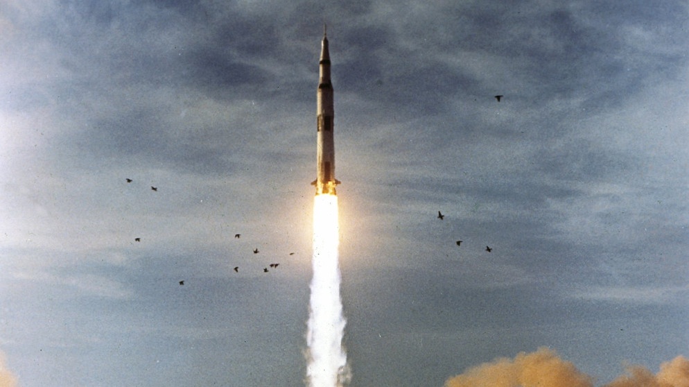 Start der Saturn-V Rakete. 1969 betrat Neil Armstrong als erster Mensch seine Oberfläche. Alle Apollo-Missionen, dem Erfolgsprogramm der NASA, im Überblick findet ihr hier. | Bild: NASA