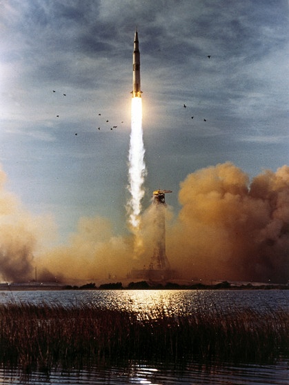 Start der Saturn-V Rakete. 1969 betrat Neil Armstrong als erster Mensch seine Oberfläche. Alle Apollo-Missionen, dem Erfolgsprogramm der NASA, im Überblick findet ihr hier. | Bild: NASA