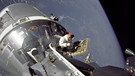 David Scott in der offenen Klappe der Kommandokapsel von Apollo 9 mit angedockter Landefähre im Erdorbit. 1969 betrat Neil Armstrong als erster Mensch seine Oberfläche. Alle Apollo-Missionen, dem Erfolgsprogramm der NASA, im Überblick findet ihr hier. | Bild: NASA