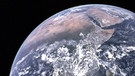 Die berühmte "Blue Marble": So sieht die Erde vom Mond betrachtet aus. Wie ein Riesenmond kann auch sie zur Sichel werden, je nachdem wie sie zu Mond und Sonne steht. 1969 betrat Neil Armstrong als erster Mensch seine Oberfläche. Alle Apollo-Missionen, dem Erfolgsprogramm der NASA, im Überblick findet ihr hier. | Bild: NASA