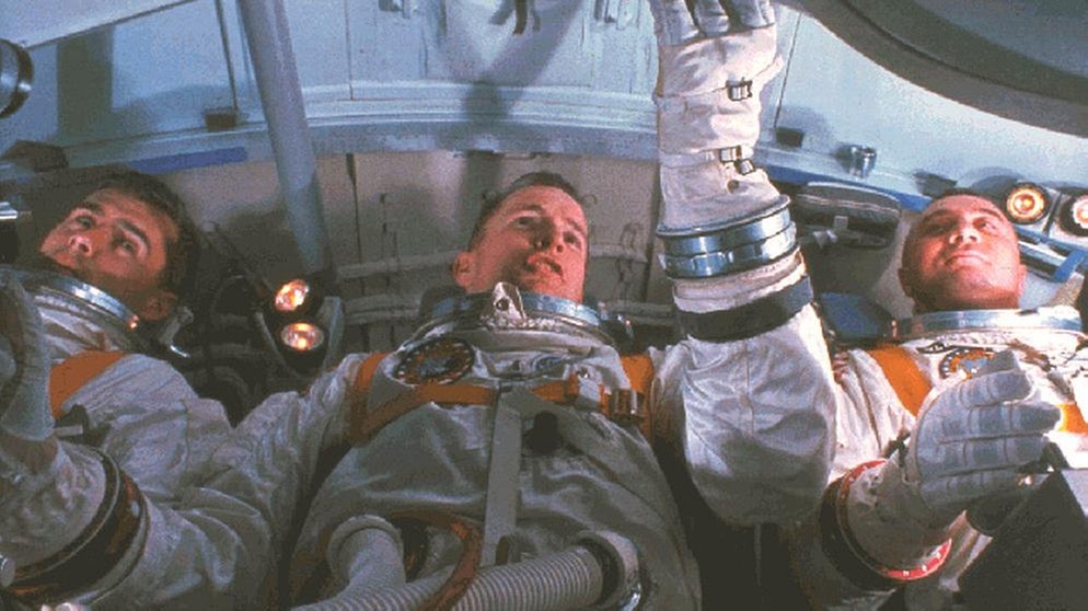 Apollo 1-Crew Roger Chaffee Ed White und Gus Grissom im Simulator. 1969 betrat Neil Armstrong als erster Mensch seine Oberfläche. Alle Apollo-Missionen, dem Erfolgsprogramm der NASA, im Überblick findet ihr hier. | Bild: NASA