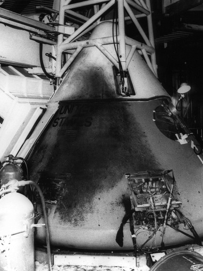 Explosion in Apollo 1-Kapsel 1967. 1969 betrat Neil Armstrong als erster Mensch seine Oberfläche. Alle Apollo-Missionen, dem Erfolgsprogramm der NASA, im Überblick findet ihr hier. | Bild: UPI/NASA/dpa