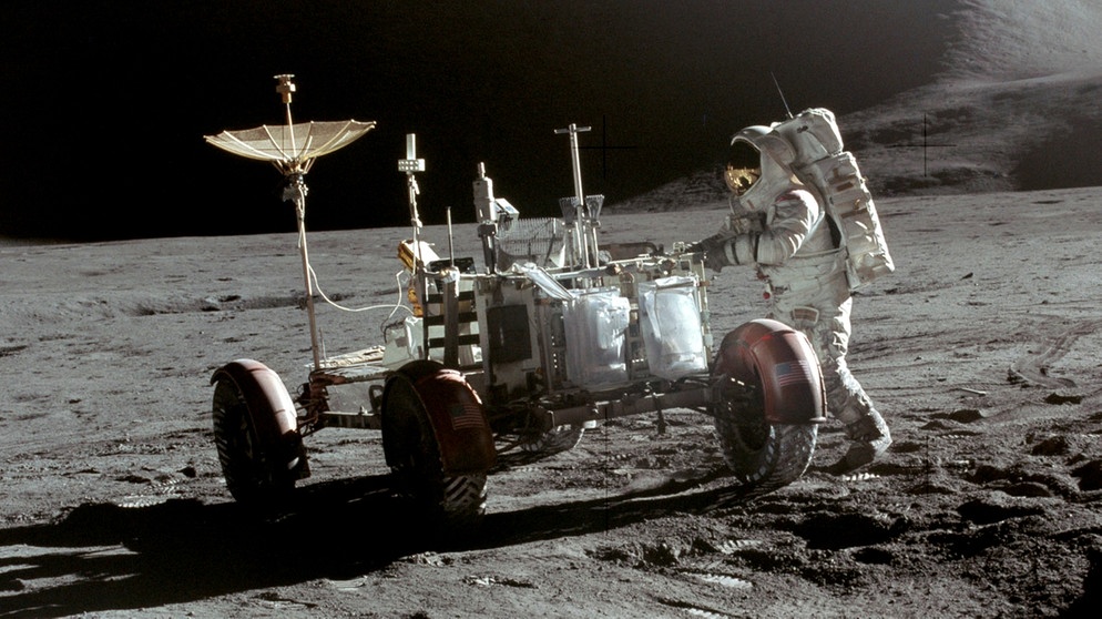 James Irwin mit dem Lunar Rover. 1969 betrat Neil Armstrong als erster Mensch seine Oberfläche. Alle Apollo-Missionen, dem Erfolgsprogramm der NASA, im Überblick findet ihr hier. | Bild: NASA
