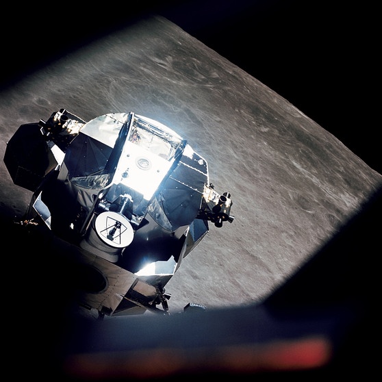 Apollo 10-Landefähre Snoopy beim Andocken an die Raumfähre Charlie Brown. 1969 betrat Neil Armstrong als erster Mensch seine Oberfläche. Alle Apollo-Missionen, dem Erfolgsprogramm der NASA, im Überblick findet ihr hier. | Bild: NASA