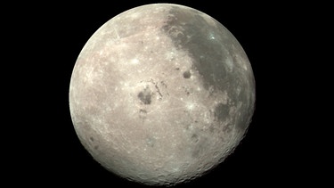 Mondoberfläche. Unter der grauen, mit Kratern übersäten und mit dickem Mondstaub bedeckten Oberfläche des Mondes ist einiges los: Unser Trabant ist kein toter Klumpen Gestein. Mondbeben rumoren und seine Kruste gibt bis heute Rätsel auf. | Bild: NASA