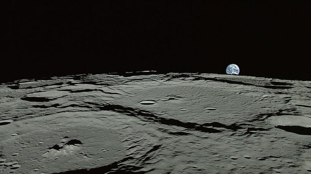 Mondoberfläche mit Erduntergang. Unter der grauen, mit Kratern übersäten und mit dickem Mondstaub bedeckten Oberfläche des Mondes ist einiges los: Unser Trabant ist kein toter Klumpen Gestein. Mondbeben rumoren und seine Kruste gibt bis heute Rätsel auf. | Bild: JAXA