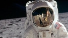 Neil Armstrong als Spiegelung im Helmvisier von Edwin "Buzz" Aldrin bei der ersten Mondlandung. Die Bilder der ersten Mondlandung machte in erster Linie Neil Armstrong. Daher zeigen fast alle Bilder nicht ihn, sondern Edwin Buzz Aldrin, den zweiten Astronauten auf dem Mond. | Bild: NASA