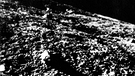 Dieses Bild vom Mond schickte die sowjetische Sonde Luna 9 nach ihrer Landung am 3. Februar 1966 zur Erde. Es war die erste Nahaufnahme von der Oberfläche des Mondes. | Bild: NASA