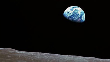 "Erdaufgang" über der Mondoberfläche. Weihnachten 1968 kam der wohl außergewöhnlichste Weihnachtsgruß vom Mond: Mit der Apollo 8 flogen die ersten Menschen zum Mond, landeten aber nicht auf ihm.  | Bild: NASA