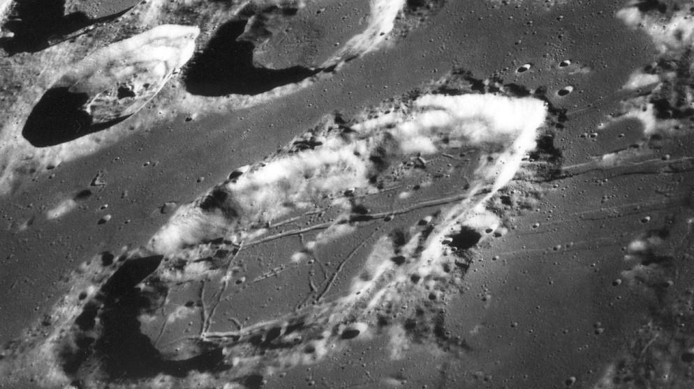 Coclenius-Krater auf der Oberfläche des Mondes. Die Astronauten von Apollo 8 sahen als erste Menschen die Rückseite des Mondes. Betreten haben sie ihn jedoch noch nicht... . Hier erfahrt ihr warum.  | Bild: NASA