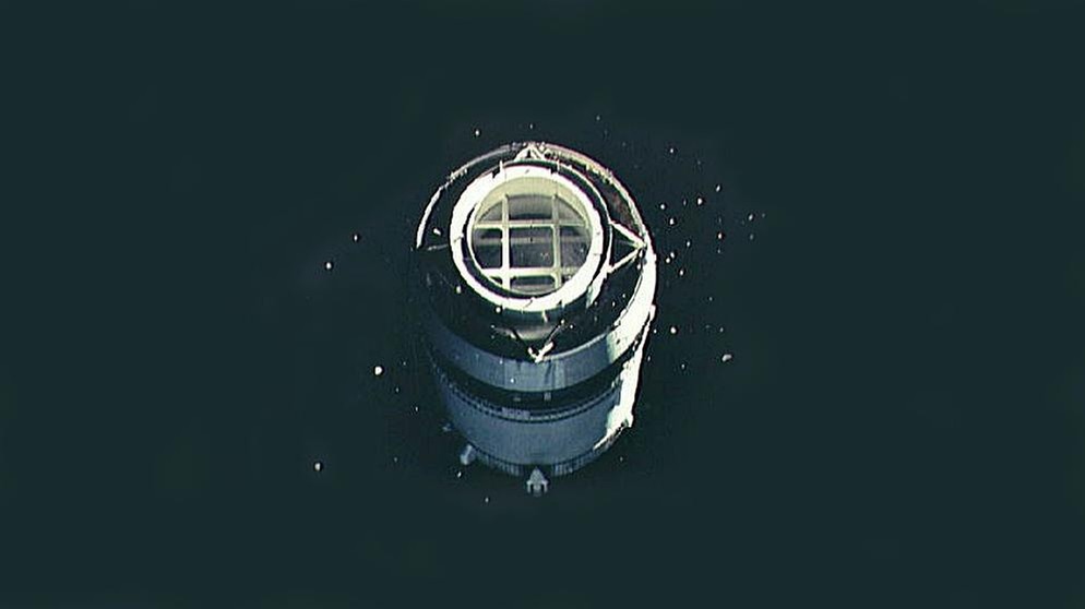 Die dritte Stufe der Saturn V-Rakete im Weltall. Die Astronauten von Apollo 8 sahen als erste Menschen die Rückseite des Mondes. Betreten haben sie ihn jedoch noch nicht... . Hier erfahrt ihr warum.  | Bild: NASA