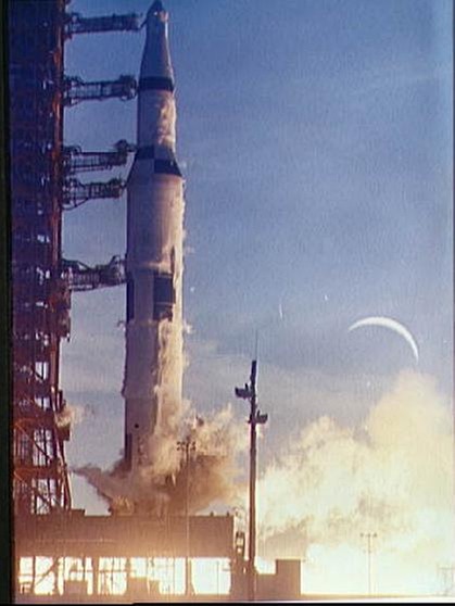 Start der Saturn V-Rakete. Die Astronauten von Apollo 8 sahen als erste Menschen die Rückseite des Mondes. Betreten haben sie ihn jedoch noch nicht... . Hier erfahrt ihr warum.  | Bild: NASA