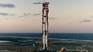 Die Saturn V-Rakete der Apollo 8-Mission. Die Astronauten von Apollo 8 sahen als erste Menschen die Rückseite des Mondes. Betreten haben sie ihn jedoch noch nicht... . Hier erfahrt ihr warum.  | Bild: NASA