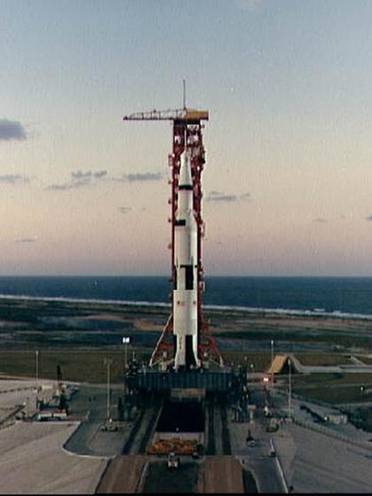Die Saturn V-Rakete der Apollo 8-Mission. Die Astronauten von Apollo 8 sahen als erste Menschen die Rückseite des Mondes. Betreten haben sie ihn jedoch noch nicht... . Hier erfahrt ihr warum.  | Bild: NASA