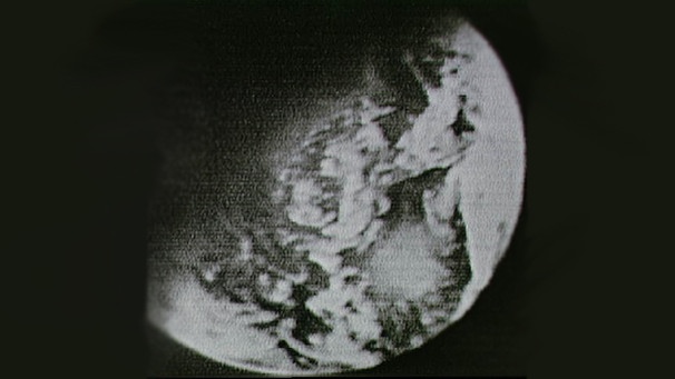 Bild der Erde aus einer TV-Übertragung. Die Astronauten von Apollo 8 sahen als erste Menschen die Rückseite des Mondes. Betreten haben sie ihn jedoch noch nicht... . Hier erfahrt ihr warum.  | Bild: NASA