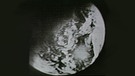 Bild der Erde aus einer TV-Übertragung. Die Astronauten von Apollo 8 sahen als erste Menschen die Rückseite des Mondes. Betreten haben sie ihn jedoch noch nicht... . Hier erfahrt ihr warum.  | Bild: NASA