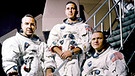 Die Apollo 8 Crew mit James Lovell, William Anders und Kommandant Frank Borman (rechts). Die Astronauten von Apollo 8 sahen als erste Menschen die Rückseite des Mondes. Betreten haben sie ihn jedoch noch nicht... . Hier erfahrt ihr warum.  | Bild: NASA
