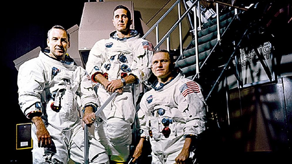 Die Apollo 8 Crew mit James Lovell, William Anders und Kommandant Frank Borman (rechts). Die Astronauten von Apollo 8 sahen als erste Menschen die Rückseite des Mondes. Betreten haben sie ihn jedoch noch nicht... . Hier erfahrt ihr warum.  | Bild: NASA