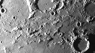 Mit Kratern übersähte Mondoberfläche, aufgenommen von der ESA-Mondsonde Smart-1 | Bild: Esa