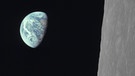 Die Erde, von Apollo 8 aus gesehen. Die Astronauten von Apollo 8 sahen als erste Menschen die Rückseite des Mondes. Betreten haben sie ihn jedoch noch nicht... . Hier erfahrt ihr warum.  | Bild: NASA
