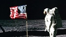Edwin Aldrin neben der US-Flagge auf dem Mond: Zusammen mit Neil Armstrong absolvierte er 1969 die erste Mondlandung. Die USA und die Sowjetunion befanden sich in einem erbitterten Wettstreit um die ersten Erfolge bei der Eroberung des Weltraums. 1957 funkte erstmals ein Satellit aus dem All und schockte Amerika - Sputnik 1 umkreiste die Erde.  | Bild: NASA