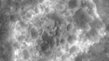 Die Ina-Region auf dem Mond mit ihren scharfen Strukturen muss noch ziemlich jung sein | Bild: Nasa