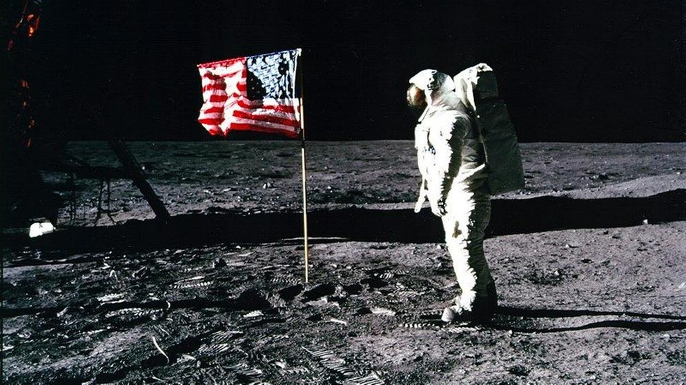 Buzz Aldrin mit Flagge auf dem Mond | Bild: picture-alliance/dpa